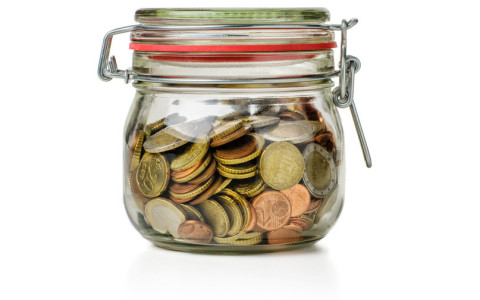 Einmachglas gefüllt mit Münzen